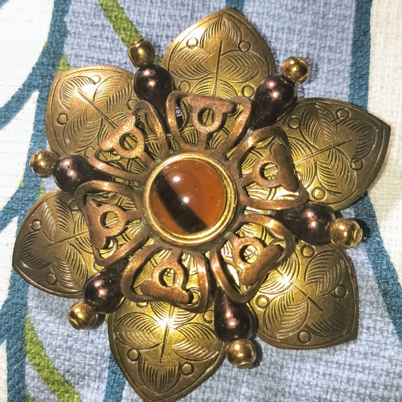 Vintage Brooch  w/ Carnelian Stone. Classy, Beautiful, Impressive. - Picture 1 of 7